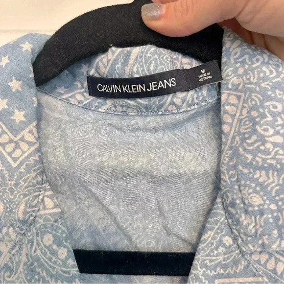 Calvin Klein Jeans Crop/Tie Top Print & Button Down Blue Medium - Picture 8 of 10